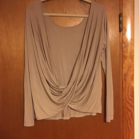 SEXY Lulu’s open back tan long sleeve top - Picture 2 of 3